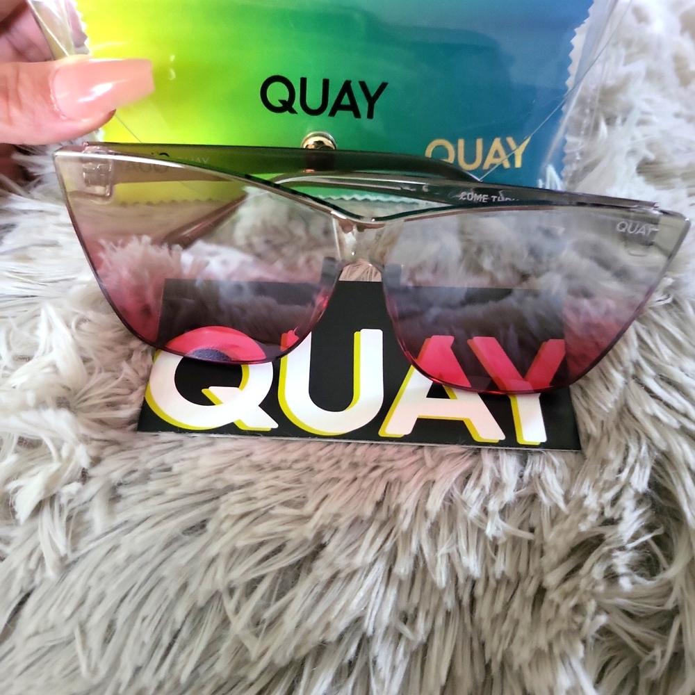 Quay 'come thru' sunglasses - brand new w/case & cleaning cloth